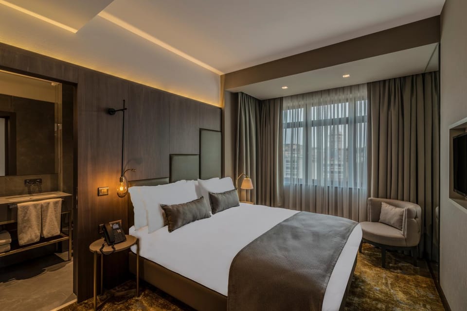 Shower, Toilet, Bed, Bathroom, TV and multimedia, Coffee/tea facilities, Photo of the whole room, Bedroom, City view, Landmark view, Quiet street view