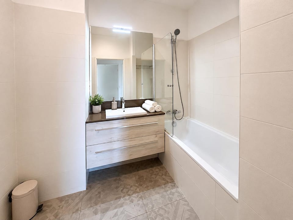 Bathroom, Bath, towels