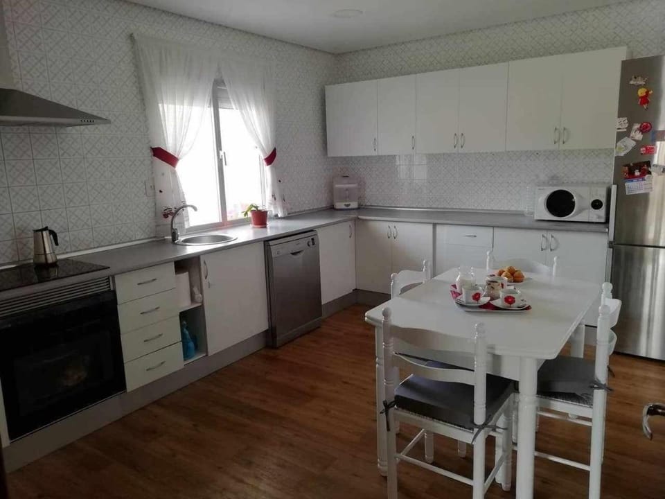 Coffee/tea facilities, Kitchen or kitchenette, dishwasher, oven, stove, toaster
