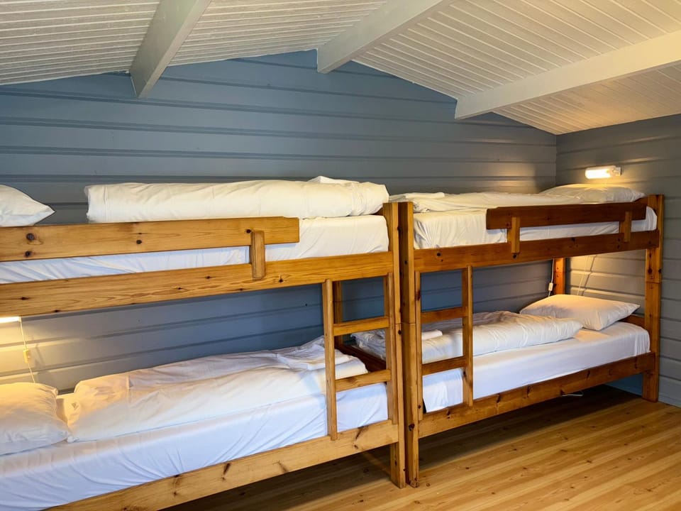 bunk bed, towels
