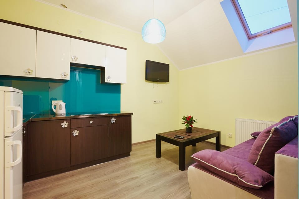 TV and multimedia, Kitchen or kitchenette, Living room