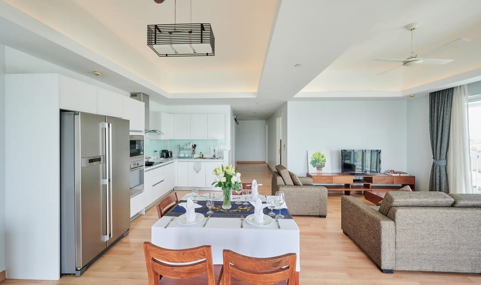 Kitchen or kitchenette, Living room, Seating area, Dining area