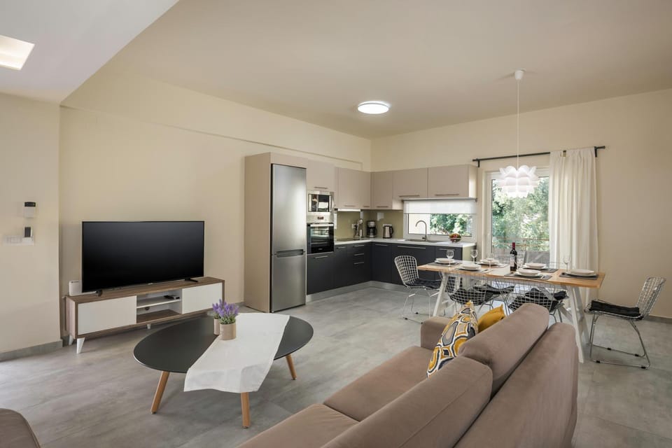 TV and multimedia, Living room, Seating area, Dining area