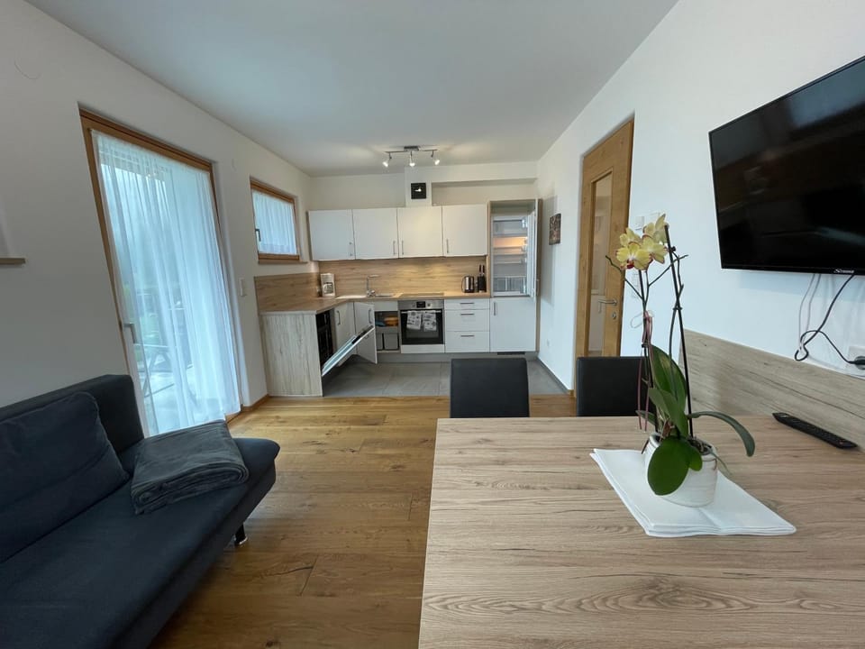 Kitchen or kitchenette, Living room