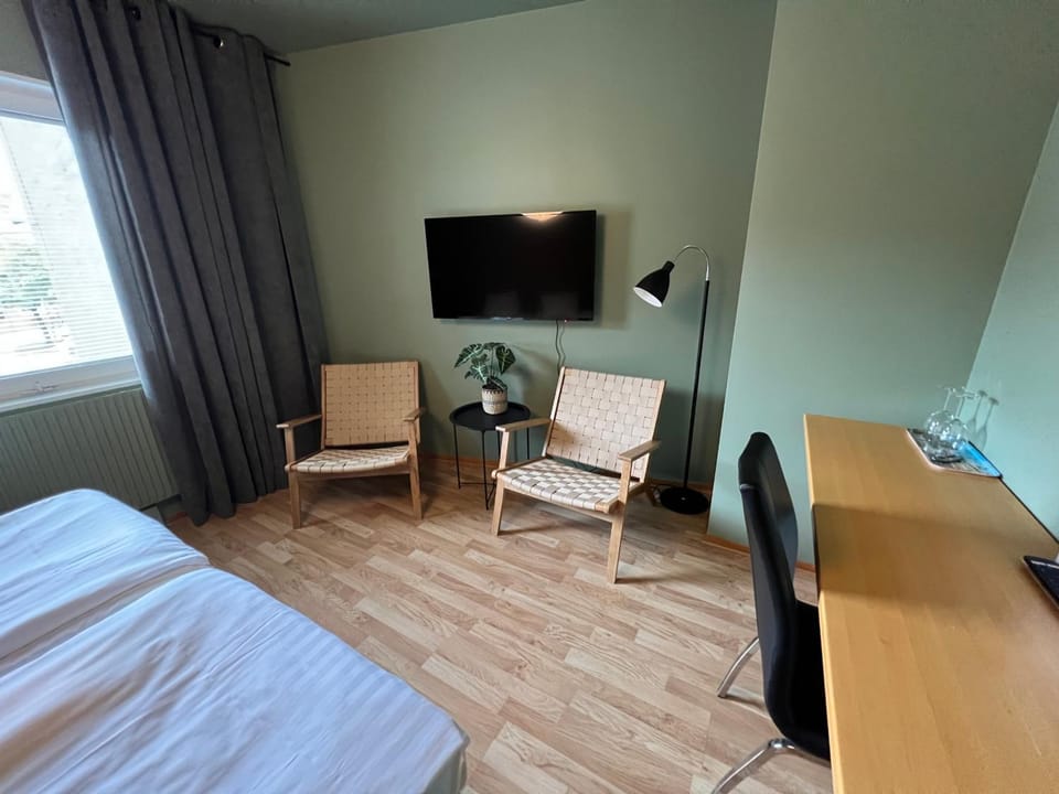TV and multimedia, Seating area, Bedroom