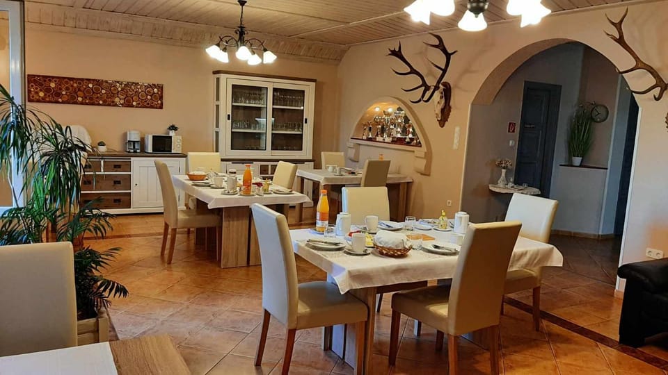Restaurant/places to eat, Internal: Not applicable to any particular room