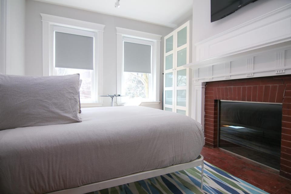 Bed, TV and multimedia, View (from property/room), Seating area, Bedroom