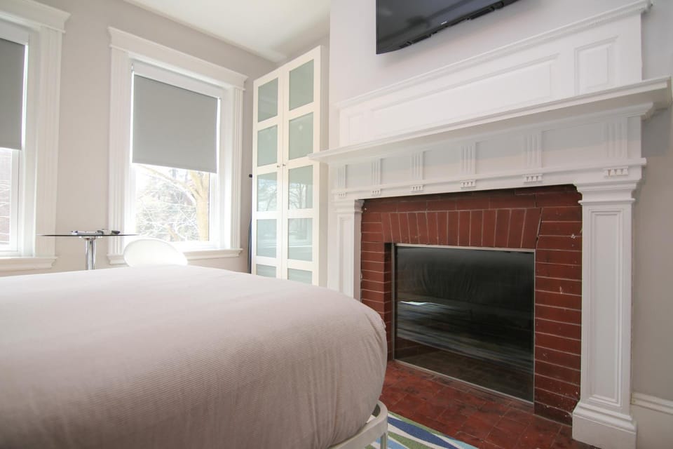 Bed, TV and multimedia, View (from property/room), Seating area, Bedroom