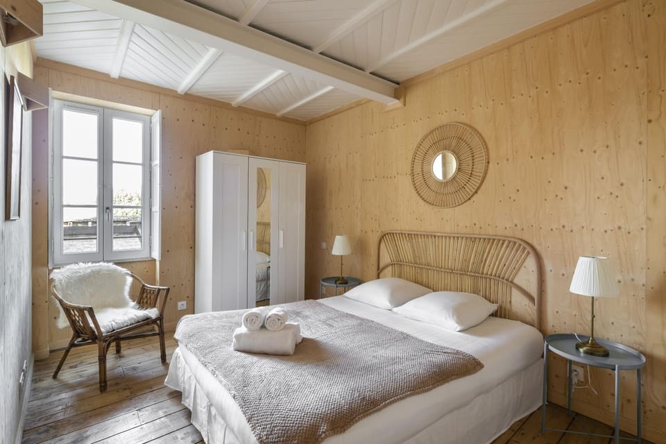 Bed, Bedroom, towels
