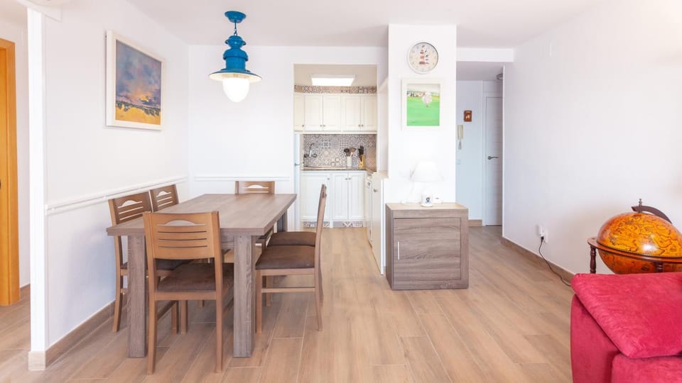Kitchen or kitchenette, Living room, Seating area, Dining area