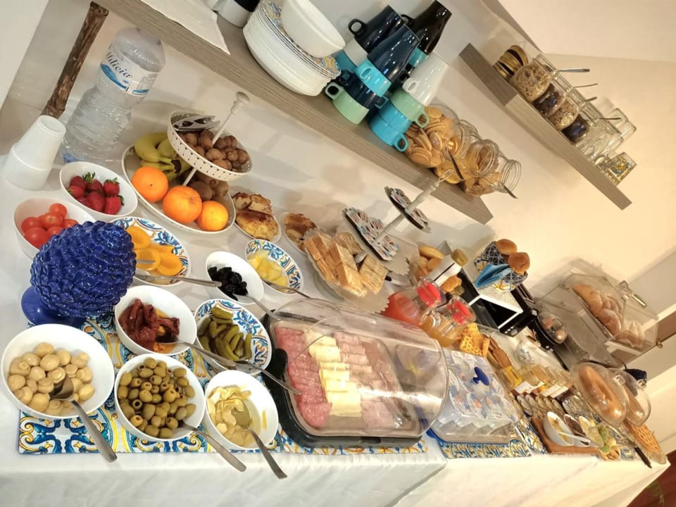 Food and drinks, Breakfast, Continental breakfast, Buffet breakfast