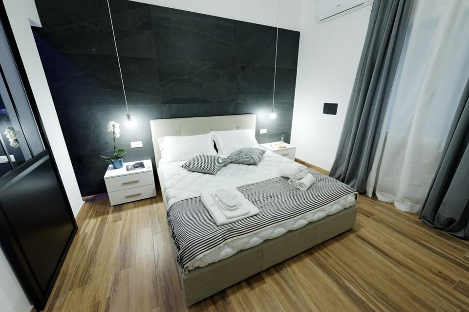 Bed, Photo of the whole room, Decorative detail