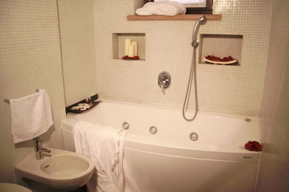 Hot Tub, Bathroom