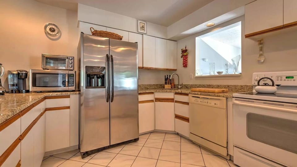 Coffee/tea facilities, Kitchen or kitchenette, dishwasher, microwave, oven, stove, toaster