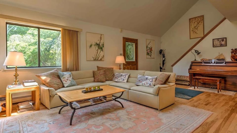 View (from property/room), Living room, Decorative detail, Seating area