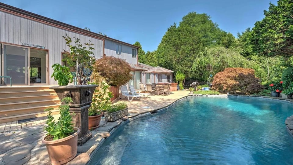 Property building, Patio, Day, Garden, Garden view, Pool view, Swimming pool, sunbed