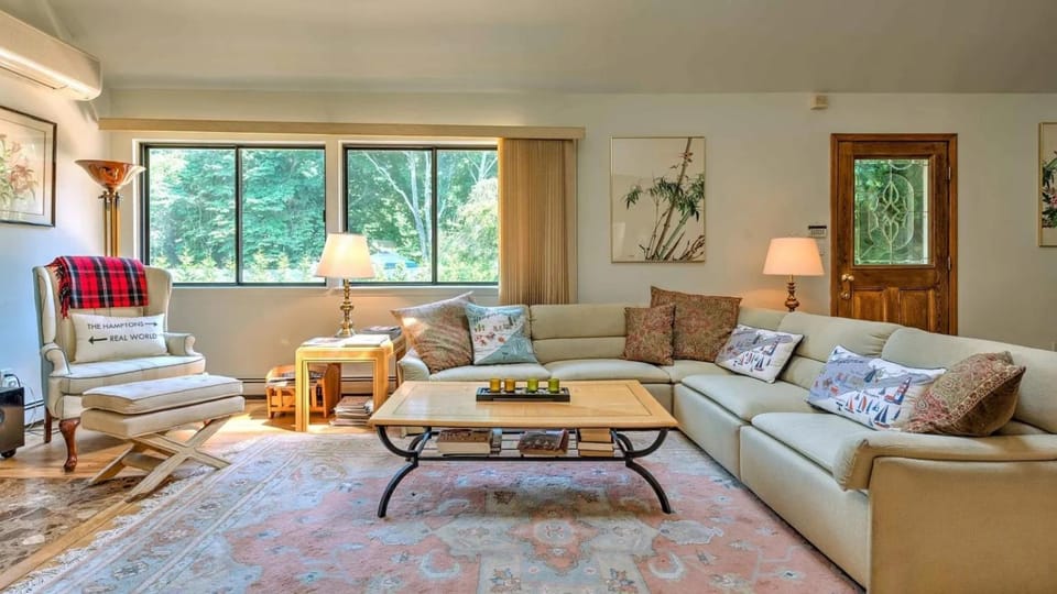 View (from property/room), Living room, Decorative detail, Seating area