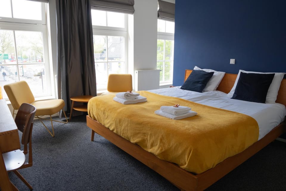 Bed, Seating area