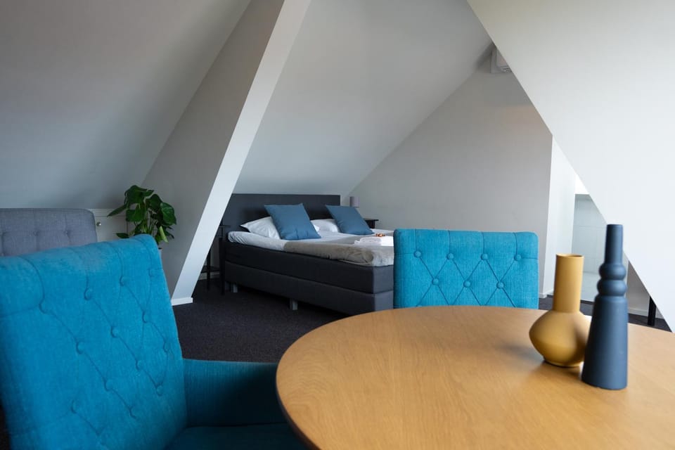 Bed, Seating area
