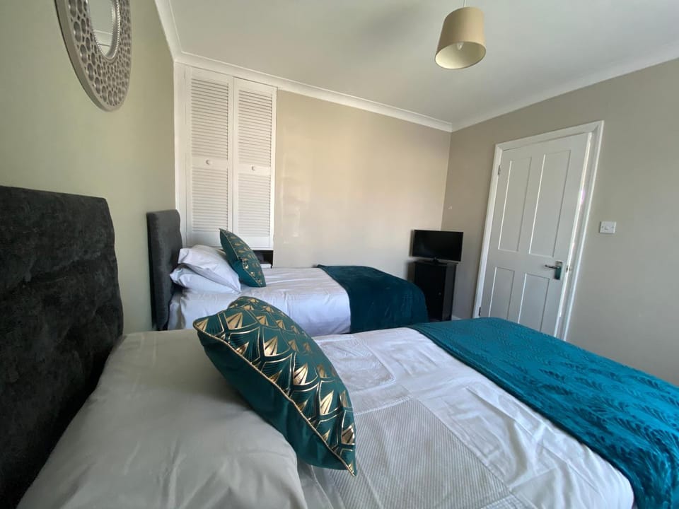 By Buildersbeds - Hill House 3 Bedrooms House in Romford
