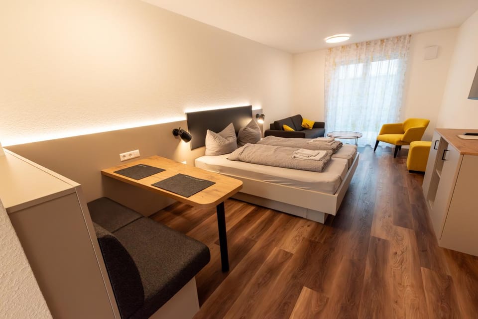 Bed, Photo of the whole room, Seating area, Dining area, Bedroom