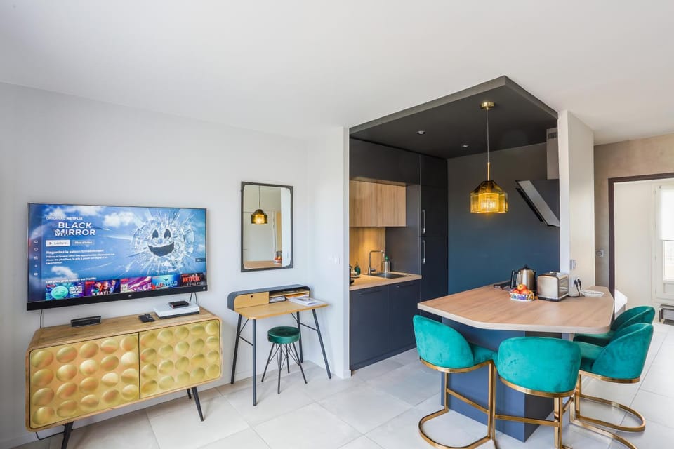 TV and multimedia, Kitchen or kitchenette, Seating area