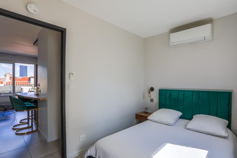 Bed, Photo of the whole room, Bedroom, air conditioner