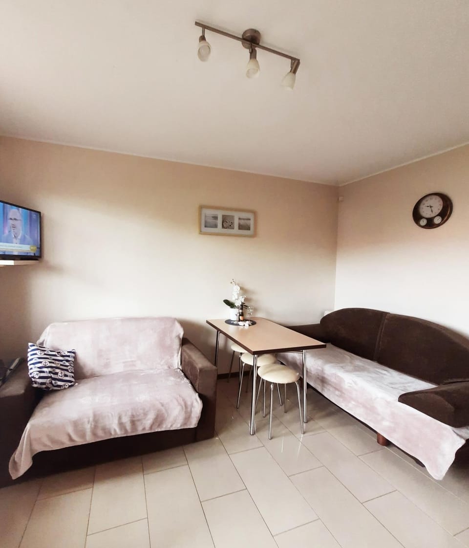 Photo of the whole room, Seating area