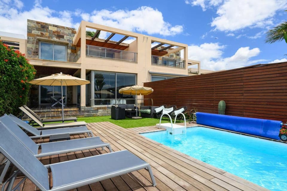 Property building, Garden, Swimming pool