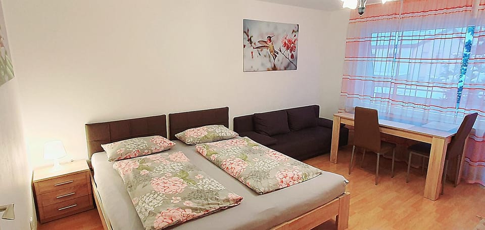 Bed, Living room, Photo of the whole room, Seating area, Dining area