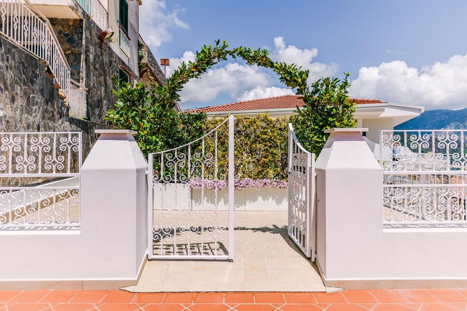 Facade/entrance, Balcony/Terrace