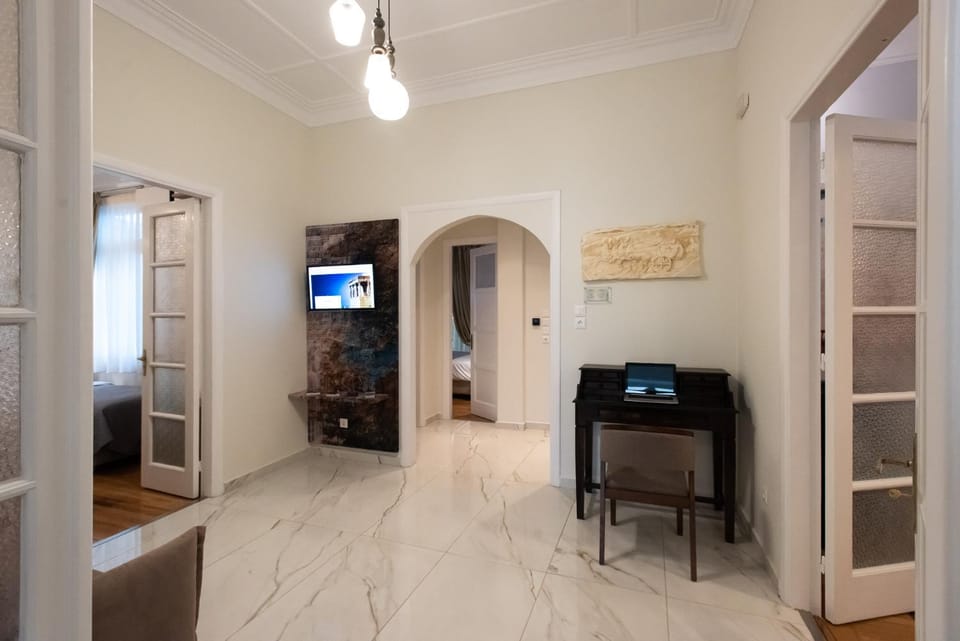 Property building, TV and multimedia, Seating area