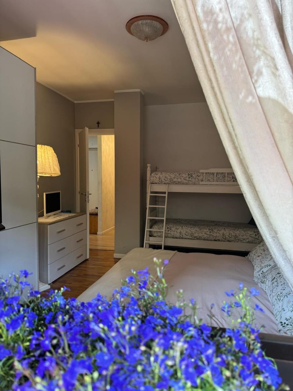 Bed, Bedroom, bunk bed, locker
