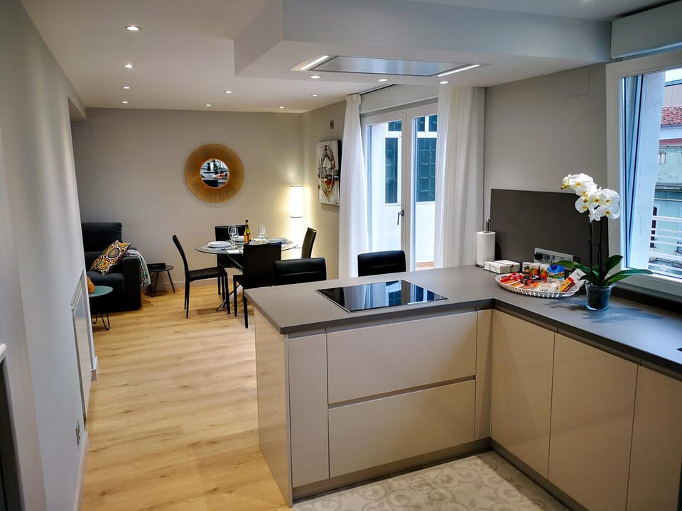 Kitchen or kitchenette, Living room, Food and drinks, Seating area, Dining area, Food, kitchen