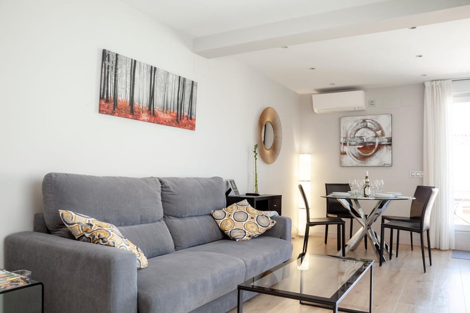 Living room, Lounge or bar, Seating area, Dining area, air conditioner
