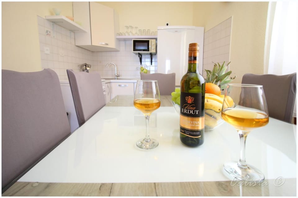 Kitchen or kitchenette, Photo of the whole room, Decorative detail, Decorative detail, Dining area