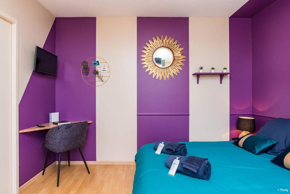 Bed, TV and multimedia, Photo of the whole room, Bedroom