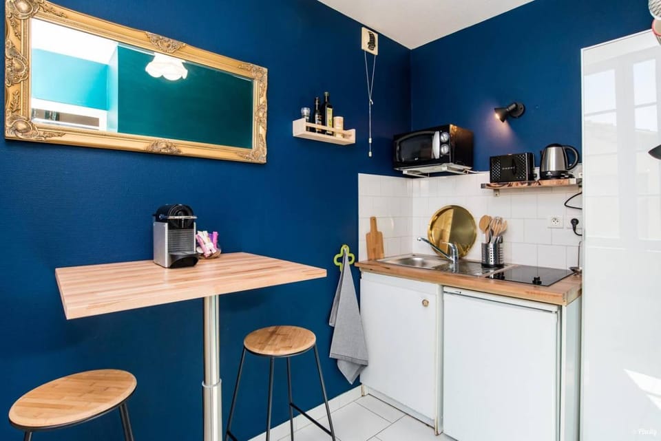 Coffee/tea facilities, Kitchen or kitchenette, Dining area, minibar, stove, toaster