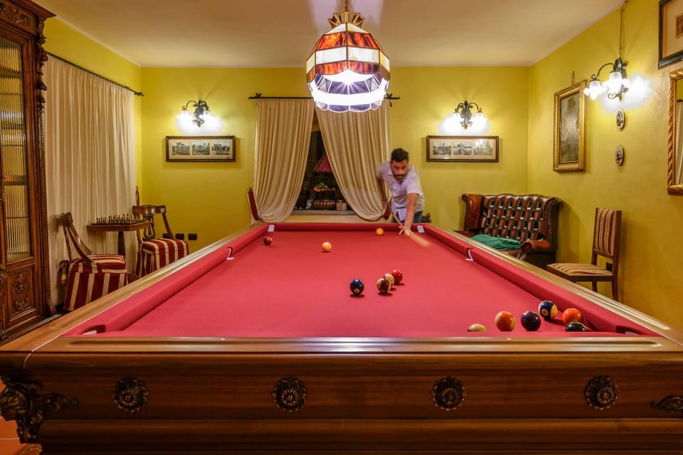 Billiard, Game Room