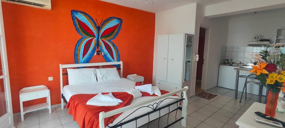 Bed, Kitchen or kitchenette, Bedroom