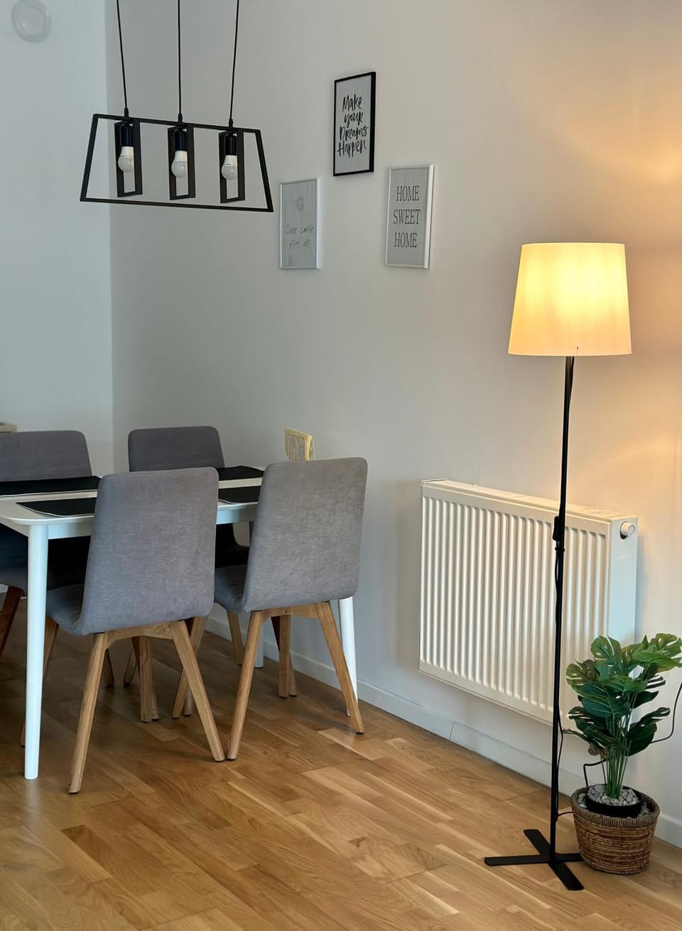 Seating area, Dining area