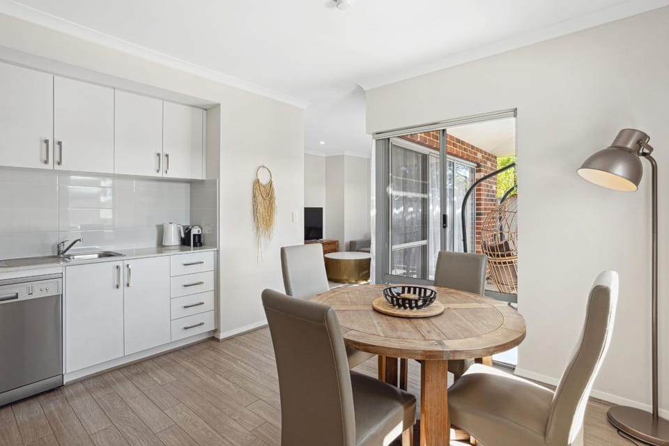 Kitchen or kitchenette, Dining area, dishwasher