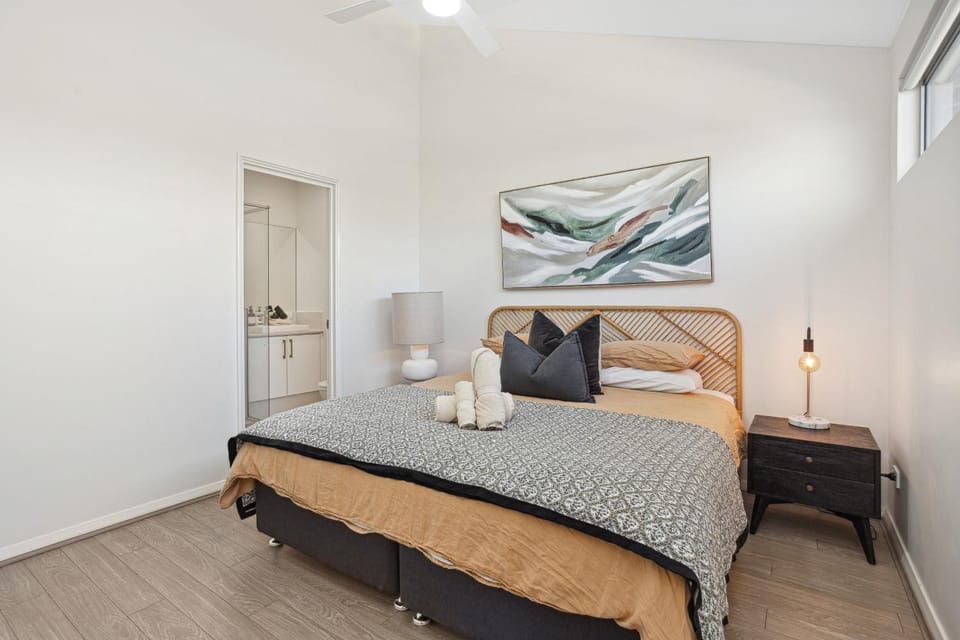 Bed, Bedroom, towels