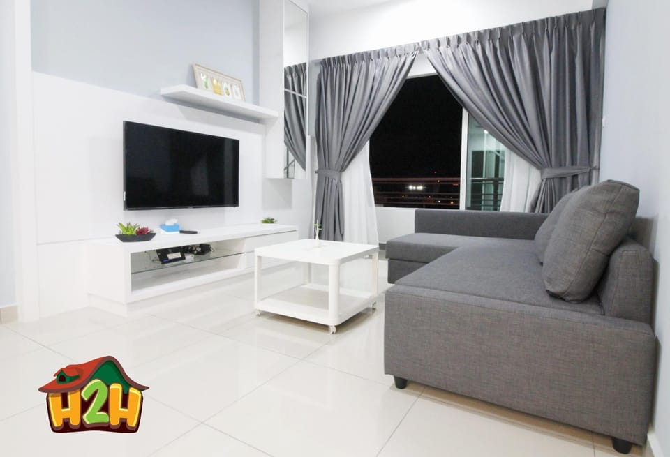 TV and multimedia, Balcony/Terrace, Living room, Seating area, City view, Mountain view