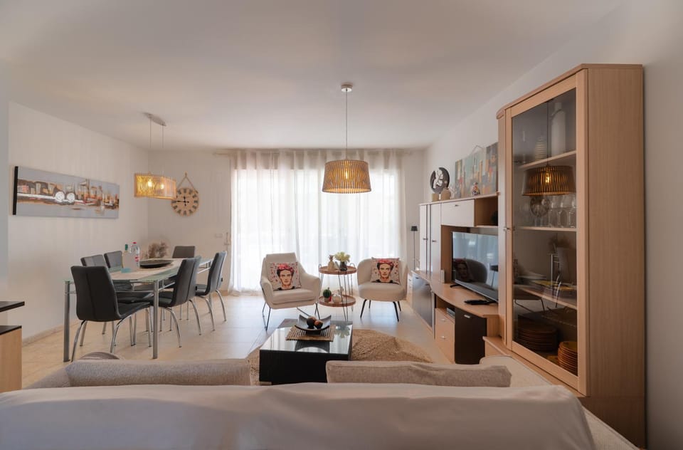 TV and multimedia, Living room, Seating area, Dining area