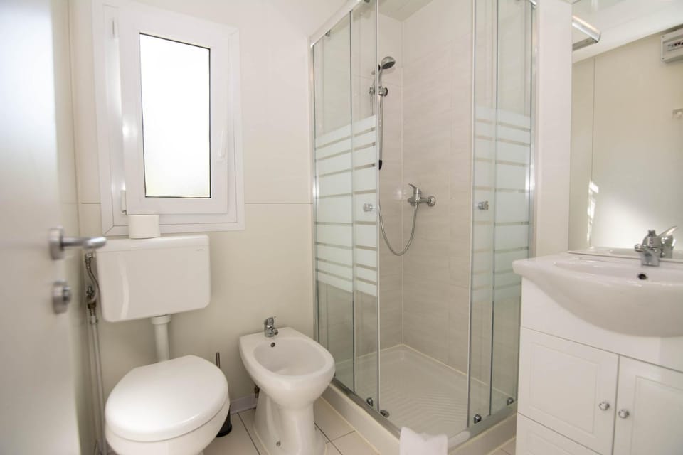 Shower, Toilet, Bathroom, bidet, towels