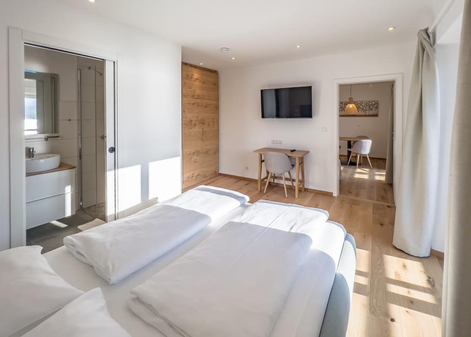 Photo of the whole room, Bedroom, wardrobe