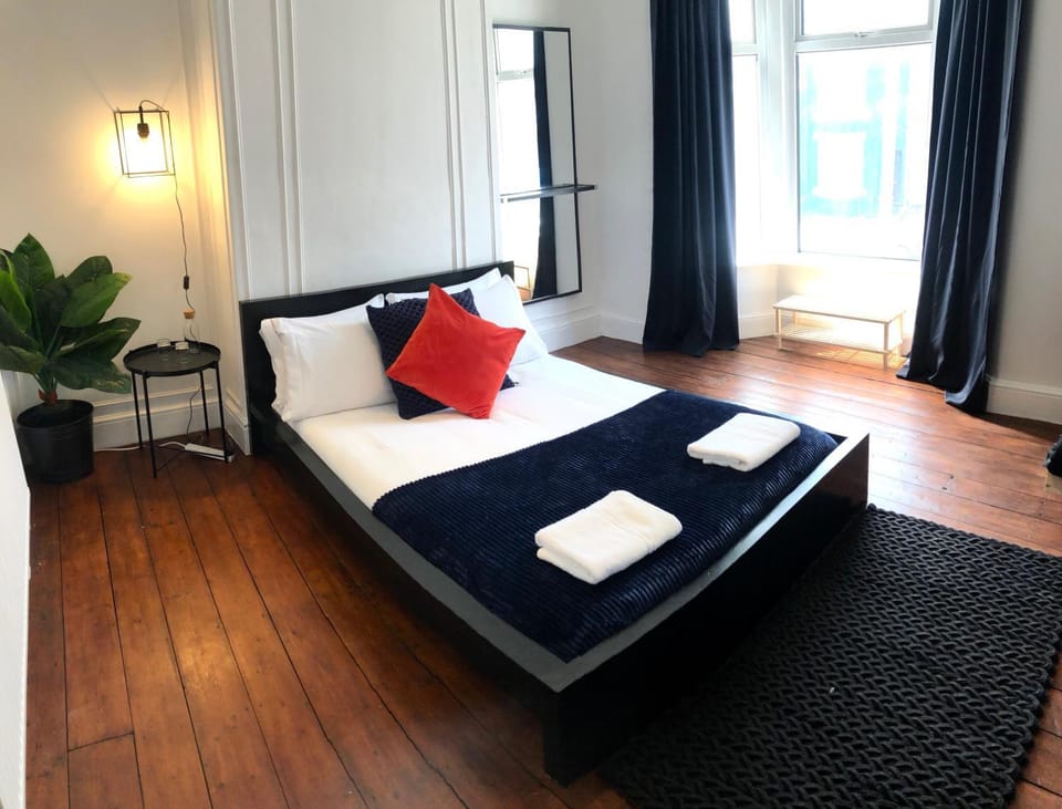 Photo of the whole room, Bedroom