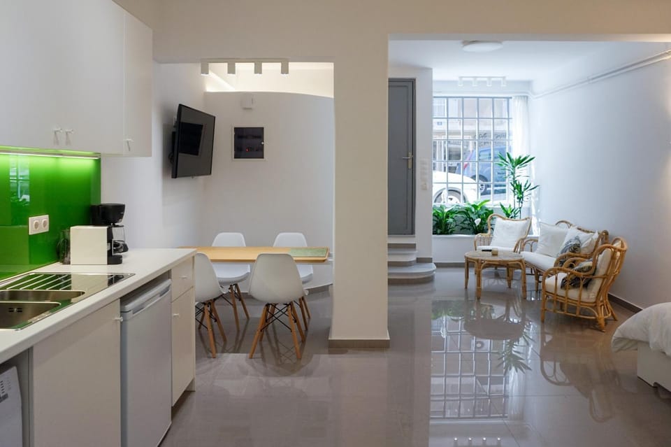 TV and multimedia, Kitchen or kitchenette, Living room, Seating area, Dining area