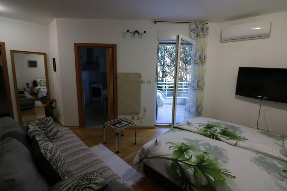 TV and multimedia, Living room, Garden view